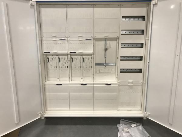 Hager Zählerschrank 4x eHZ Zählerfeld + 1x 3.HZ-TSG-Feld + 1xVerteilerfeld 5-reihig 1100mm mit APZ-Raum ZB34S (inkl. Datenschnittstelle und RJ45-Buchse)